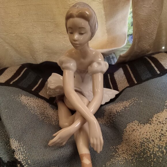 Lladro Ballerina sitting poised figurine